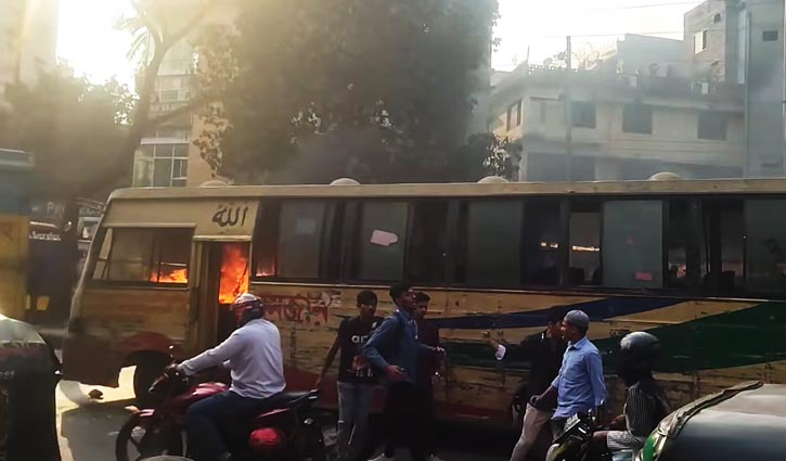 রামপুরায় বাসচাপায় পিষ্ট বাইক চালক, ভাঙচুর-আগুন 