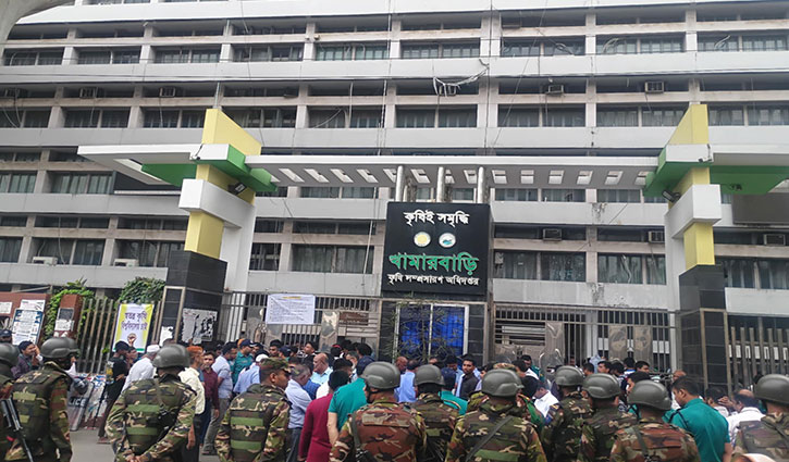 কৃষি ডিপ্লোমা শিক্ষার্থীদের বিক্ষোভ, খামারবাড়িতে সেনা মোতায়েন কৃষি ডিপ্লোমা শিক্ষার্থীদের বিক্ষোভ, খামারবাড়িতে সেনা মোতায়েন
