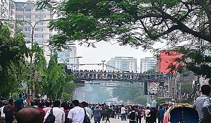 ঢাকা ও সিটি কলেজের শিক্ষার্থীদের সংঘর্ষ থামাতে টিয়ারশেল ও সাউন্ড গ্রেনেড নিক্ষেপ