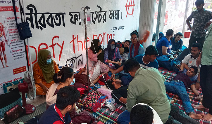 অবশেষে ক্যাম্পাসে ফিরছে চবি চারুকলা ইনস্টিটিউট, ৩৪ ঘণ্টা পর অনশন প্রত্যাহার