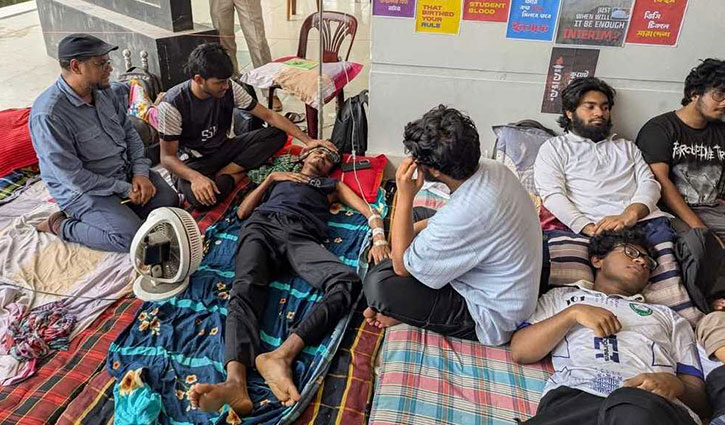 কুয়েট ভিসির পদত্যাগ দাবিতে বিভিন্ন ক্যাম্পাসে বিক্ষোভ-অনশন