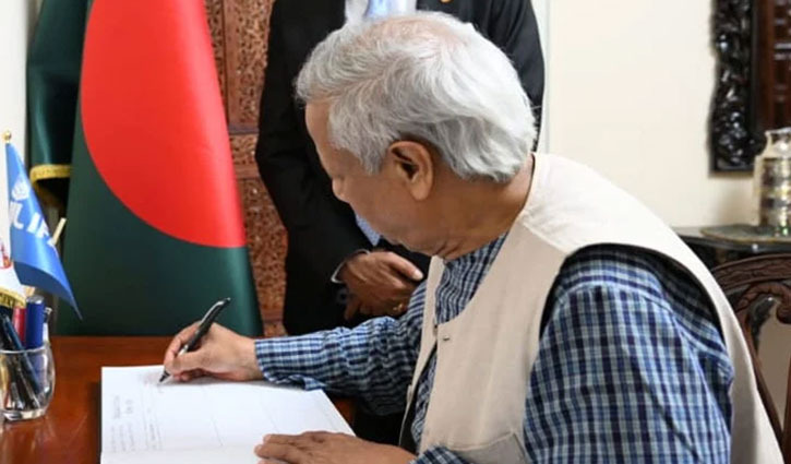 রোমে বাংলাদেশ হাউস পরিদর্শন করলেন প্রধান উপদেষ্টা