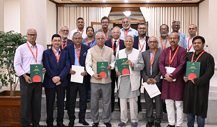 প্রধান উপদেষ্টার কাছে প্রতিবেদন জমা দিল শ্রম সংস্কার কমিশন