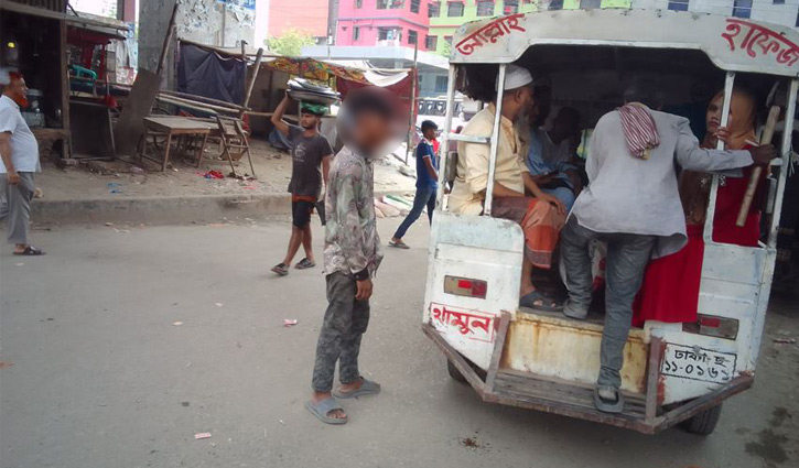 ছোট্ট হাতে সংসারের হাল