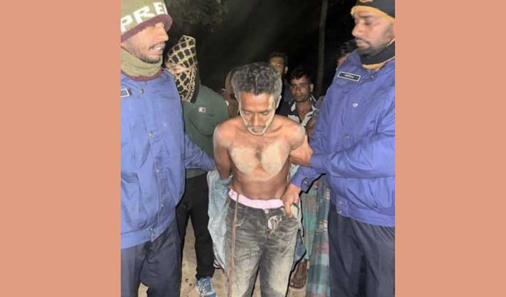 মা-বাবাকে কুপিয়ে হত্যাচেষ্টার অভিযোগ, ছেলে আটক