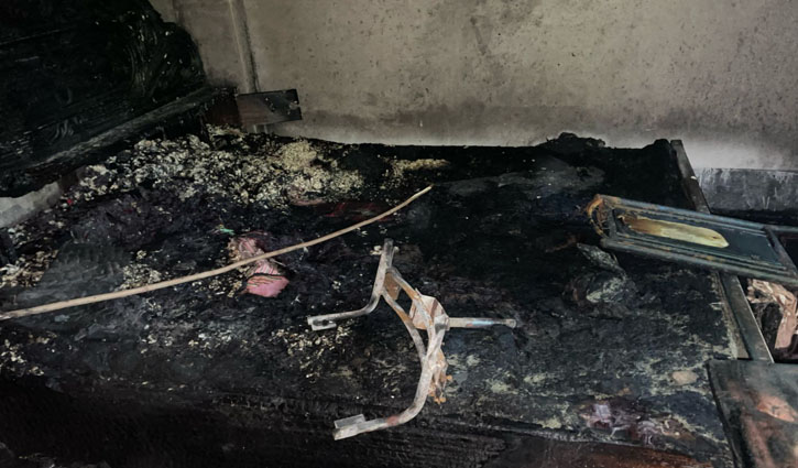 ঝালকাঠিতে পুলিশের বাড়িতে ডাকাতির পর আগুন ঝালকাঠিতে পুলিশের বাড়িতে ডাকাতির পর আগুন