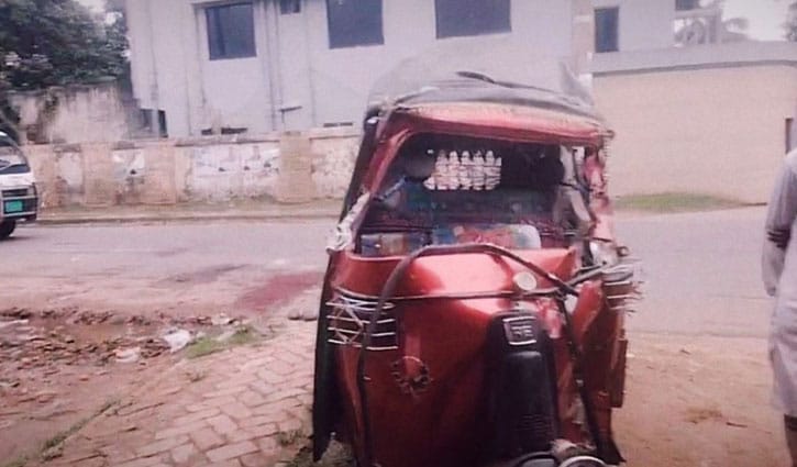 দাঁড়িয়ে থাকা ট্রাকের পেছনে অটোরিকশার ধাক্কা, নিহত ১