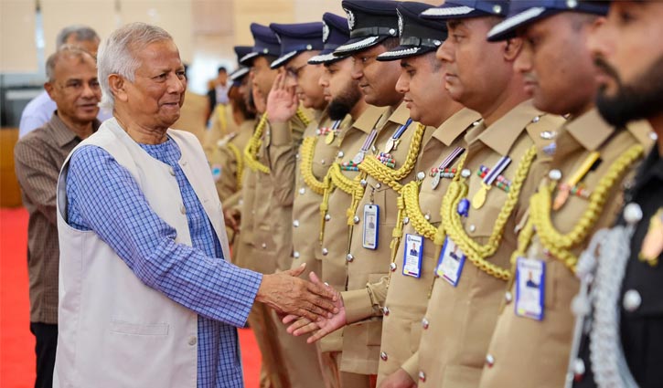 পুলিশের প্রতি জনগণের আস্থা ফিরিয়ে আনতে হবে: প্রধান উপদেষ্টা