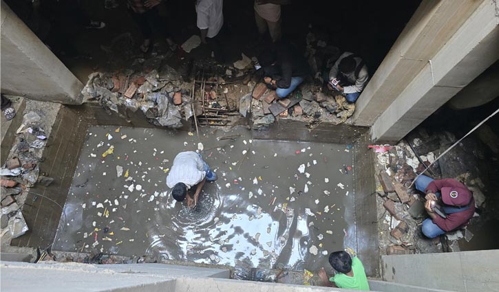 ৩২ নম্বরের নির্মাণাধীন ভবন থেকে সরানো হলো পানি ৩২ নম্বরের নির্মাণাধীন ভবন থেকে সরানো হলো পানি