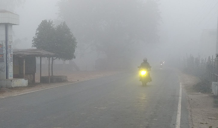 কুয়াশায় ঢাকা দিনাজপুর, তাপমাত্রা ১৪ ডিগ্রিতে