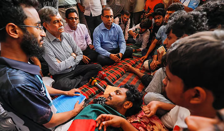 কুয়েটে শিক্ষা উপদেষ্টা, কথা বলছেন শিক্ষার্থীদের সঙ্গে