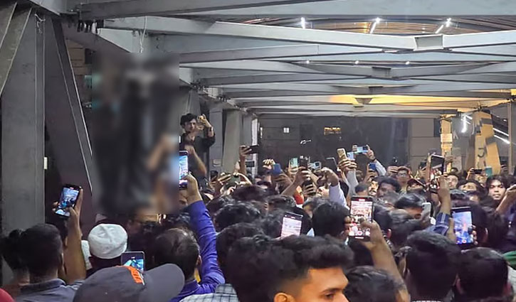 2 suspected muggers hung upside down from overbridge