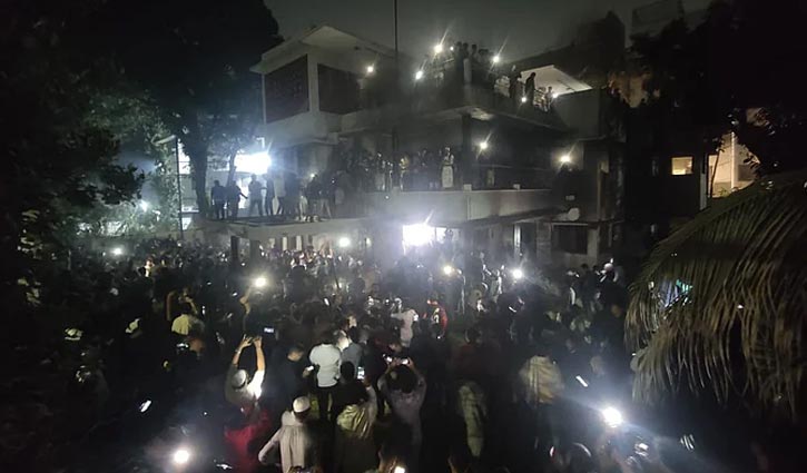 Demonstration at Dhanmondi 32, vandalism