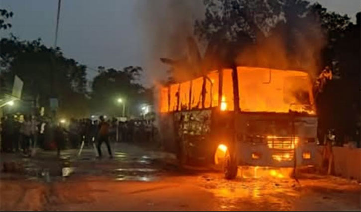 Bus carrying workers catches fire in Gazipur, 7 hurt