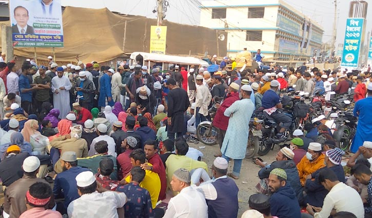 Muslim devotees flock Turag bank to attend ‘Akheri Munajat’