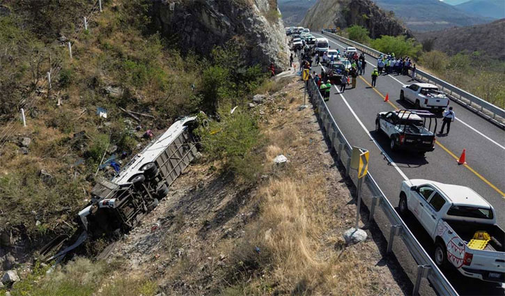 11 killed in southern Mexico after bus flips over