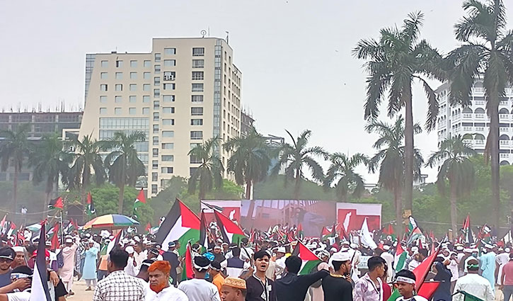 People swarm Suhrawardy Udyan to join ‘March for Gaza’ program People swarm Suhrawardy Udyan to join ‘March for Gaza’ program