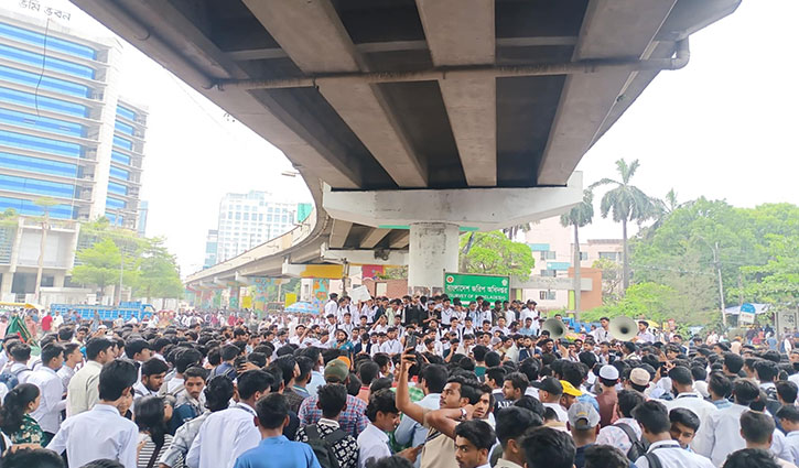 Polytechnic students stage demo blocking Tejgaon road