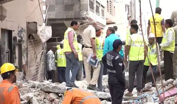 4 killed in Delhi building collapse 4 killed in Delhi building collapse