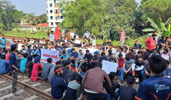 Rail line blocked demanding change of Gazipur University’s name