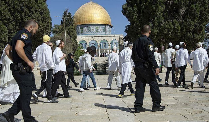 Hundreds of illegal Israeli settlers storm Al-Aqsa Mosque 
