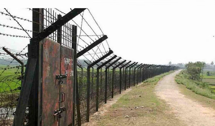 Two Bangladeshis detained by BSF on Patgram border 