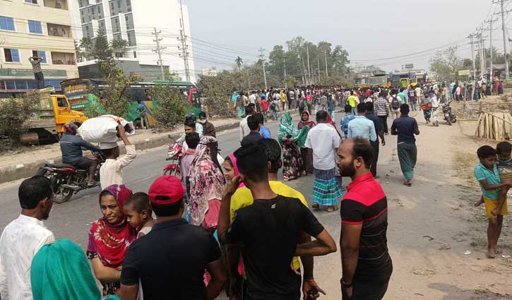 Protesters block Dhaka-Mymensingh highway