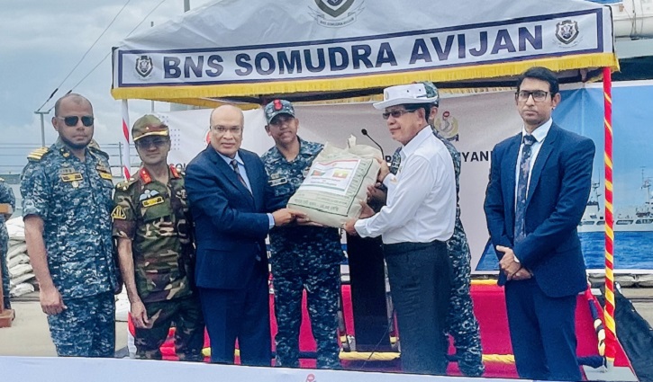 আরো ১২০ টন ত্রাণ নিয়ে ইয়াঙ্গুনে বাংলাদেশ নৌবাহিনীর জাহাজ