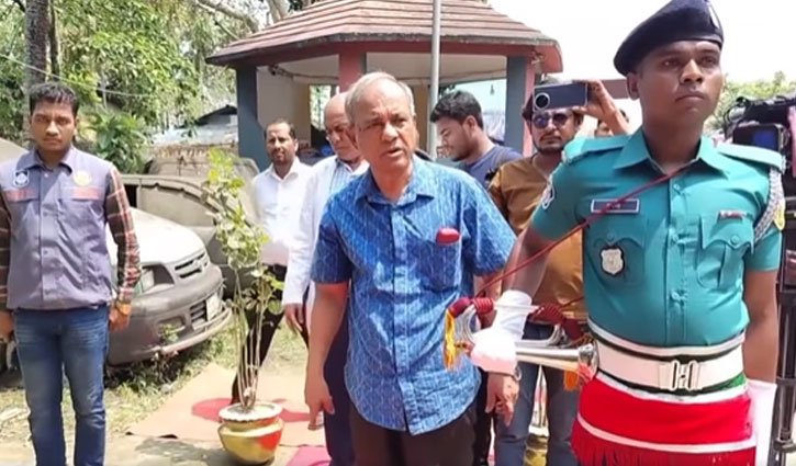 থানায় লাল গালিচা সংবর্ধনা দেওয়ায় স্বরাষ্ট্র উপদেষ্টার ক্ষোভ