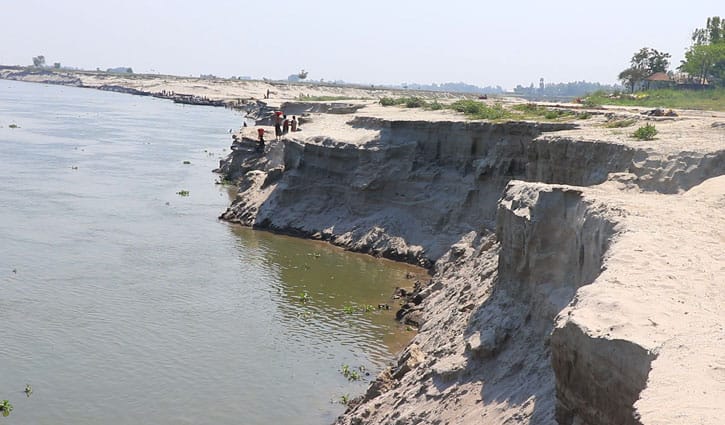 অসময়ে ভাঙছে যমুনা, দুশ্চিন্তায় নদীপাড়ের মানুষ