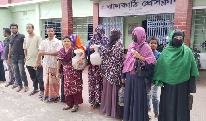 ঝালকাঠিতে পানির দাবিতে পৌরসভা ঘেরাও, বিক্ষোভ