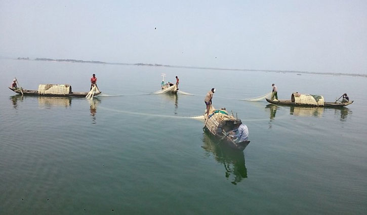 মধ্যরাত থেকে কাপ্তাই হ্রদে ৩ মাস মাছ ধরায় নিষেধাজ্ঞা