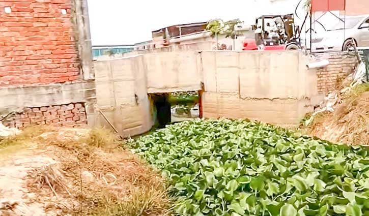 গাজীপুরে ত্রেখাইল্লা খালের মুখ ভরাট, জলাবদ্ধতার শঙ্কায় কৃষকরা