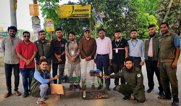 কুষ্টিয়ার পোড়াদহে যৌথ অভিযানে খাঁচাবন্দি ১৪টি দেশি পাখি উদ্ধার কুষ্টিয়ার পোড়াদহে যৌথ অভিযানে খাঁচাবন্দি ১৪টি দেশি পাখি উদ্ধার