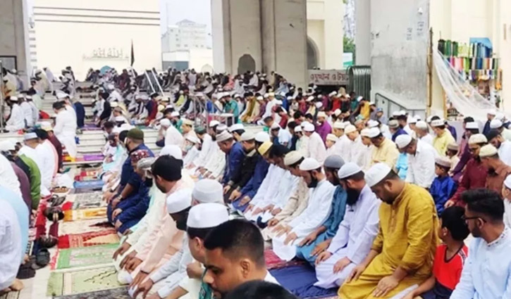 বায়তুল মোকাররমে ঈদের প্রথম জামাত অনুষ্ঠিত বায়তুল মোকাররমে ঈদের প্রথম জামাত অনুষ্ঠিত
