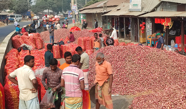 পাবনায় পেঁয়াজের দাম মণপ্রতি বেড়েছে ৬০০ টাকা