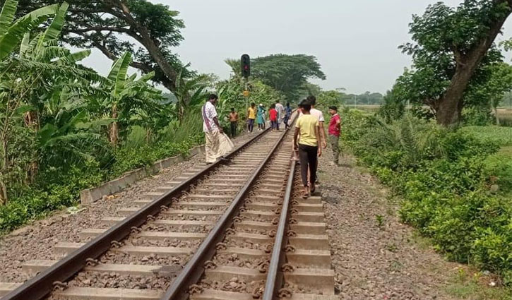 রেললাইনে হাঁটতে গিয়ে ট্রেনে কাটা পড়ে বৃদ্ধের মৃত্যু
