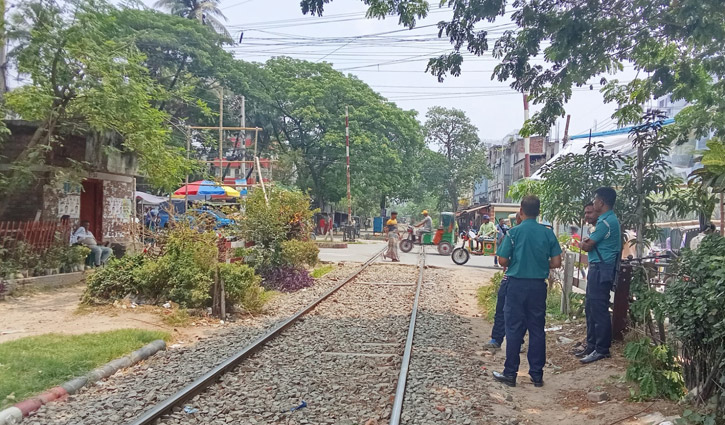 রেলক্রসিংয়ের পাশে লাশ, পুলিশের ধারণা ‘ট্রেন থেকে পড়ে’ মৃত্যু