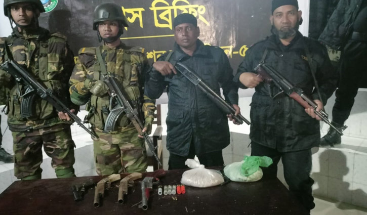 রাজশাহীতে যৌথ বাহিনীর অভিযান, কৃষিজমি থেকে আগ্নেয়াস্ত্র-বিস্ফোরক উদ্ধার