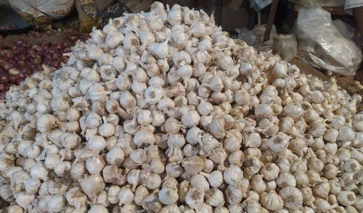 হিলিতে রসুনের দাম বেড়েছে কেজিতে ৫০ টাকা 