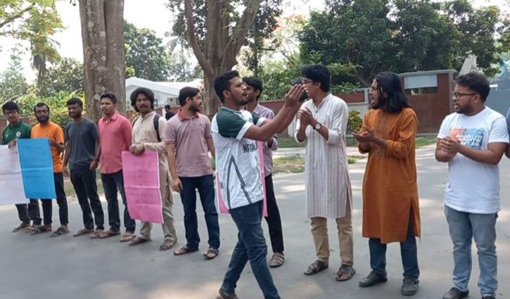 রাবি রেজিস্ট্রারের বাসভবনে ককটেল বিস্ফোরণ; শিক্ষার্থীদের বিক্ষোভ