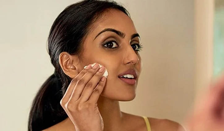 পর্যাপ্ত পানি পান করার পরেও ত্বক শুষ্ক হয় কেন?