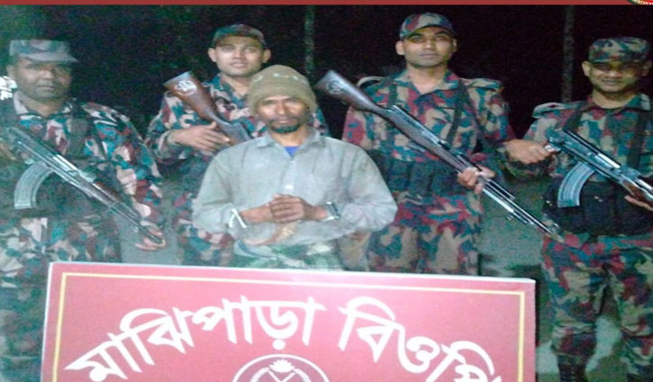 অবৈধভাবে বাংলাদেশে ঢুকে দিনমজুরের কাজ করা ভারতীয় নাগরিক আটক অবৈধভাবে বাংলাদেশে ঢুকে দিনমজুরের কাজ করা ভারতীয় নাগরিক আটক