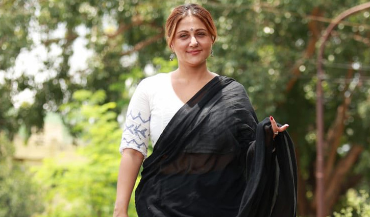 পারলে নাকের ফুটোর মধ্যে মোবাইল গুঁজে রিল বানায়: স্বস্তিকা পারলে নাকের ফুটোর মধ্যে মোবাইল গুঁজে রিল বানায়: স্বস্তিকা