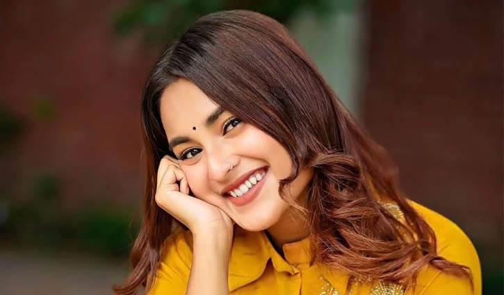 Men onamning siyayotgani videolarini tomosha qilishni yaxshi koraman.