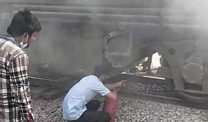 ইঞ্জিনে আগুন: ঢাকা-ময়মনসিংহ রুটে রেল যোগাযোগ বন্ধ