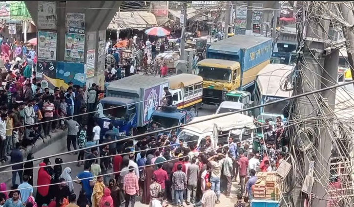 চট্টগ্রামে বকেয়া বেতনের দাবিতে পোশাক শ্রমিকদের সড়ক অবরোধ