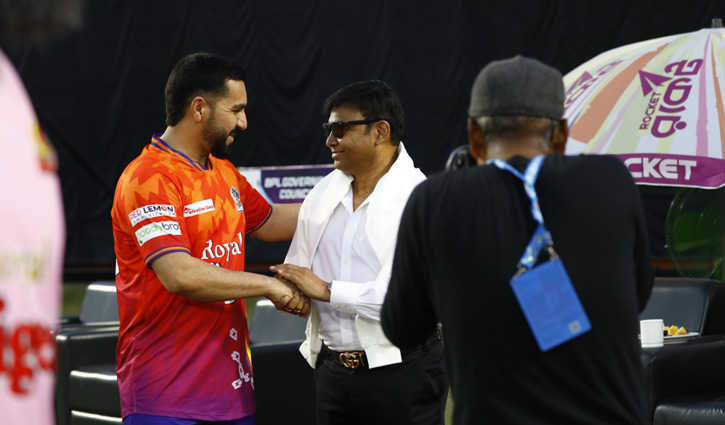 টাকা নিয়ে হোটেলের দরজায় টকটক, খোলেননি বিদেশি প্লেয়াররা