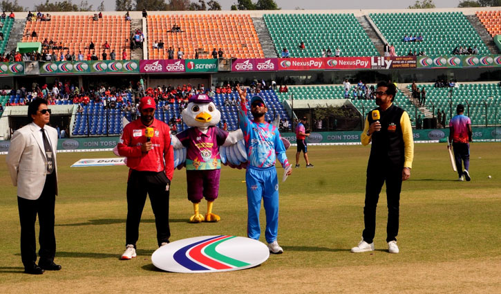 ‘ঘরের ছেলে বনাম ঘরের দলের’ লড়াইয়ে ফিরল বিপিএল