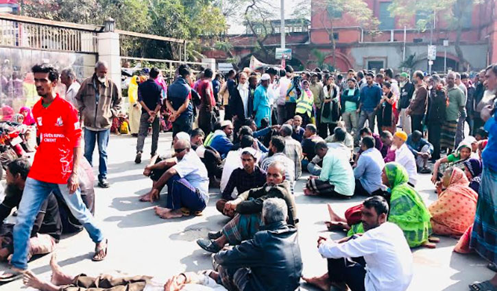 বরিশাল সিটি করপোরেশনের কর্মীদের সড়ক অবরোধ